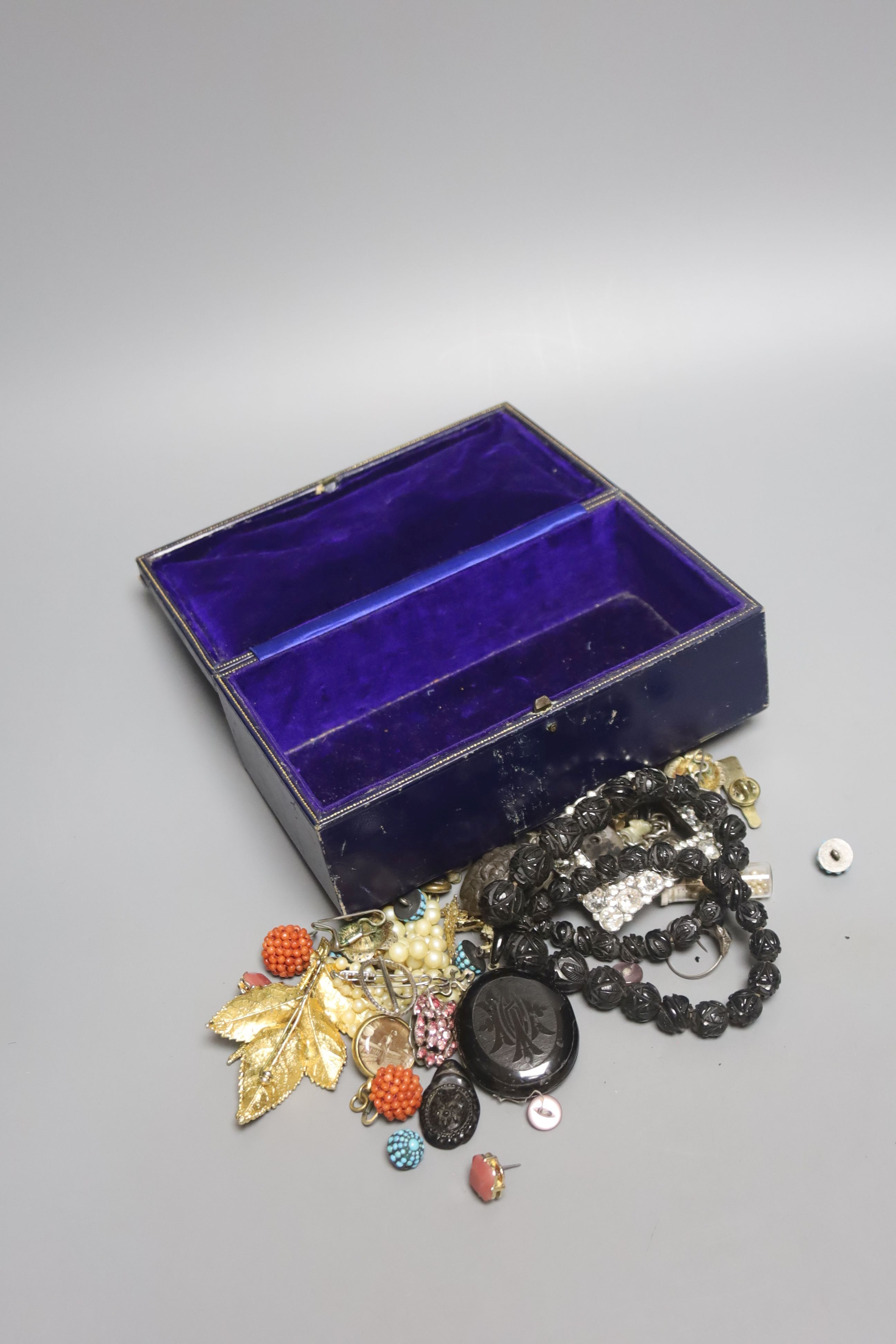 Assorted costume jewellery.